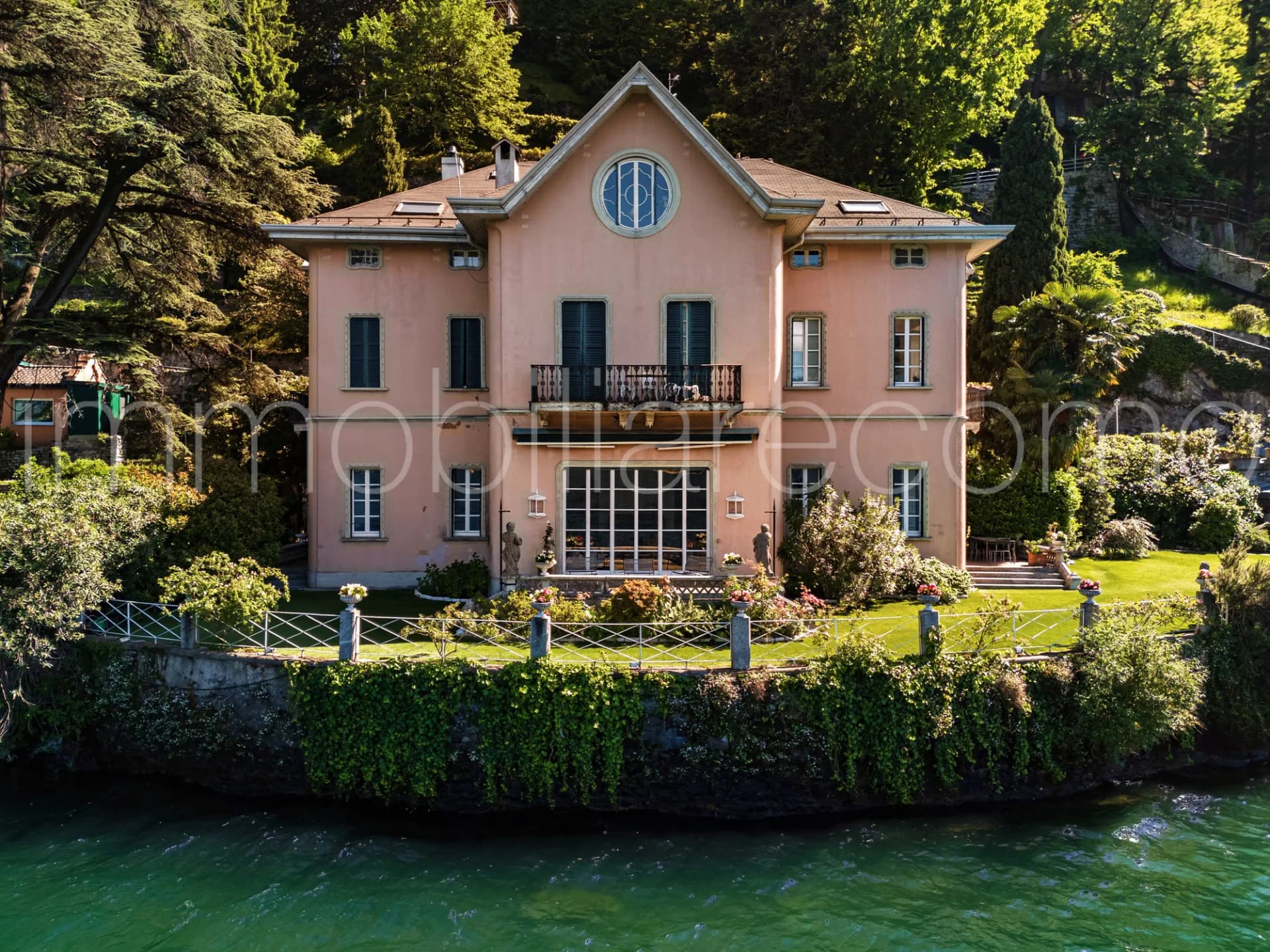 Prestigious Villa with Private Boathouse and Swimming Pool on Lake Como — Villa for sale in Italy