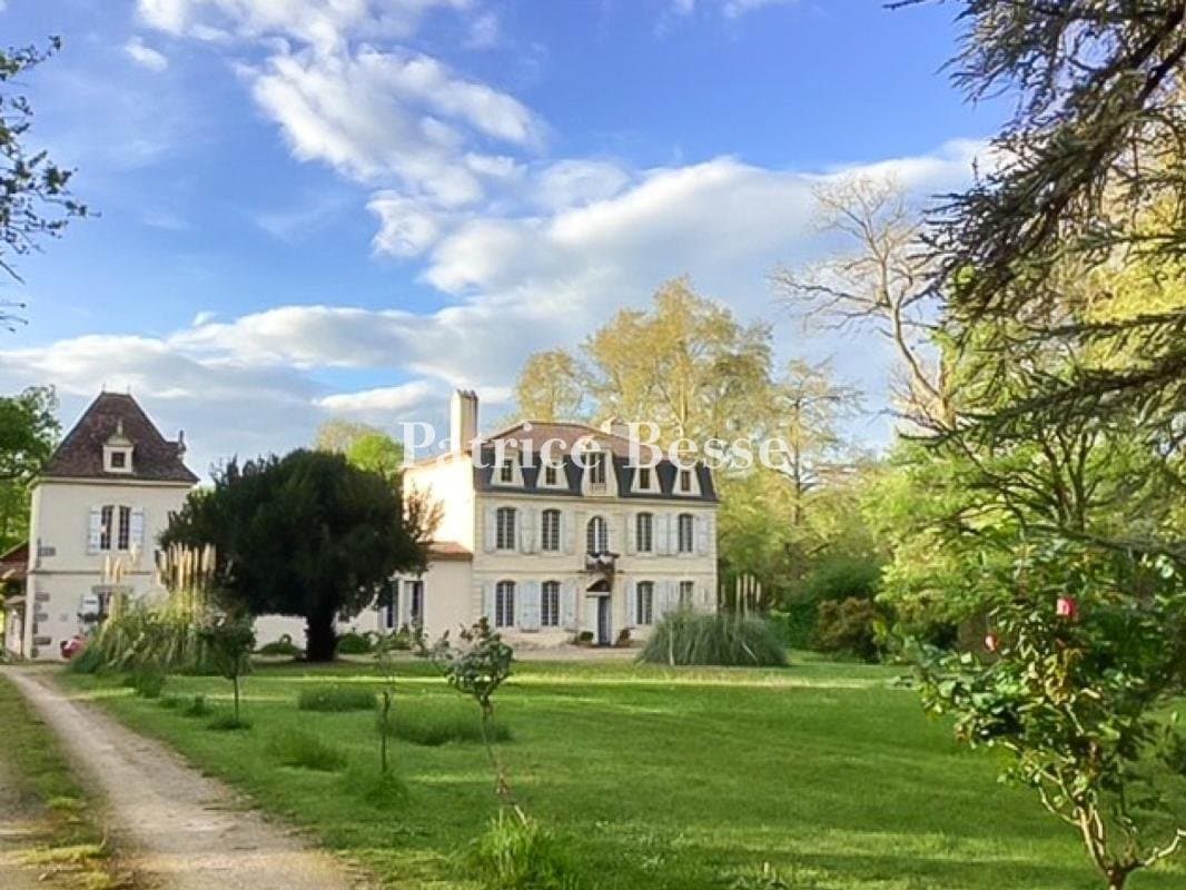 Partly Restored 18th Century Dwelling With 16th Century Lodge And Courtyard — in Lot-et-Garonne, France