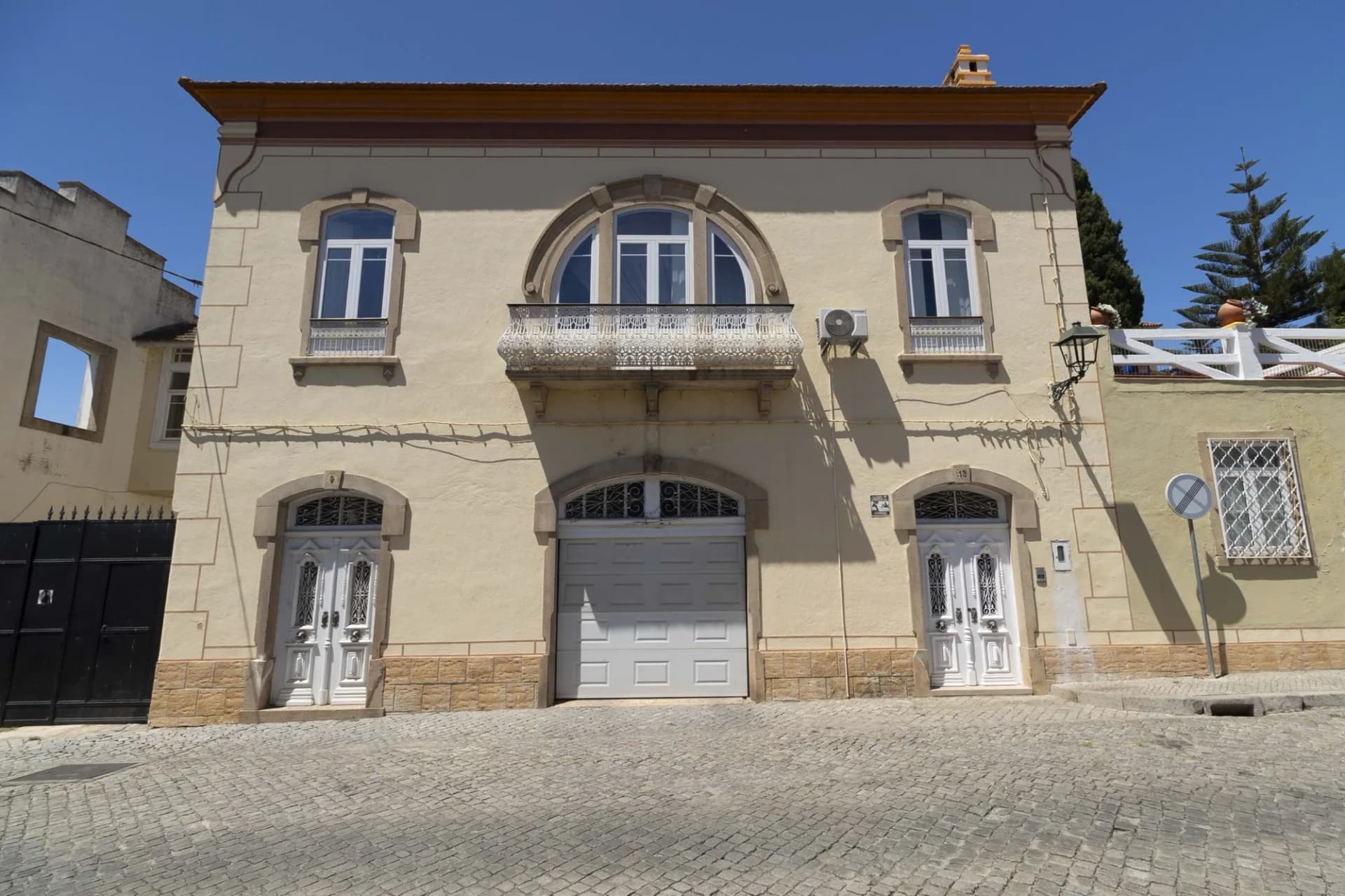 Elegant 1905 Palace With Pool And Gardens In Crato — Palace for sale in Alentejo, Portugal